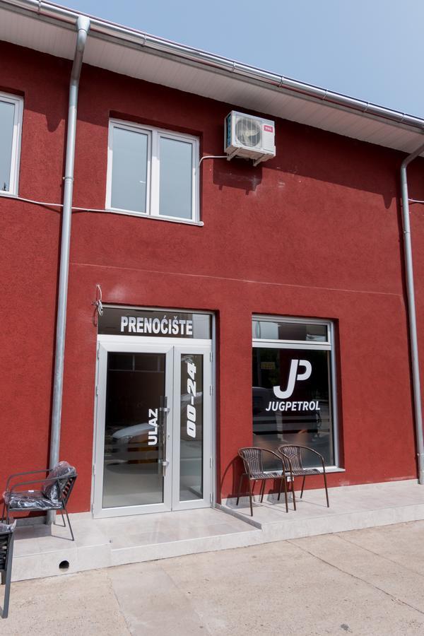 Prenociste Hrast Vandrehjem Paraćin Eksteriør billede